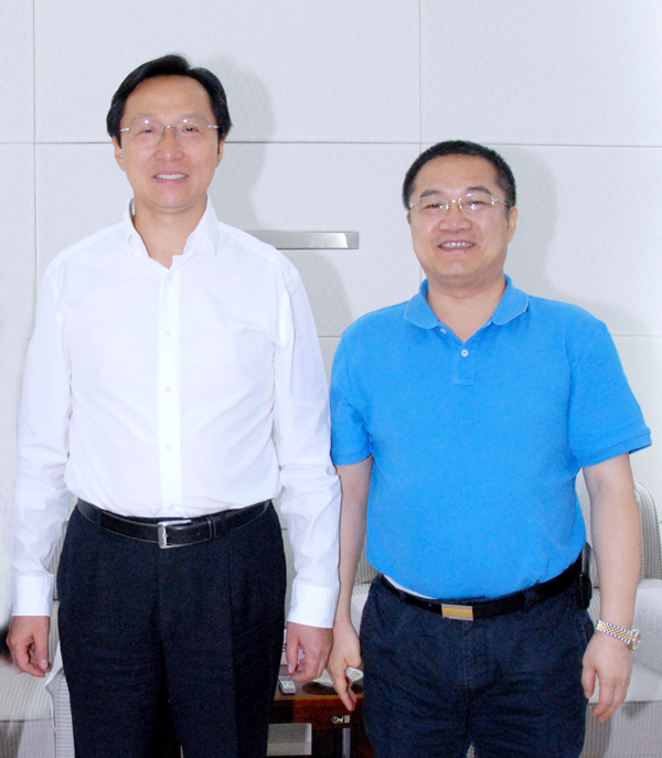 12.农业部部长韩长赋与华体足球_华体足球(中国)
总裁林印孙亲切合影.jpg